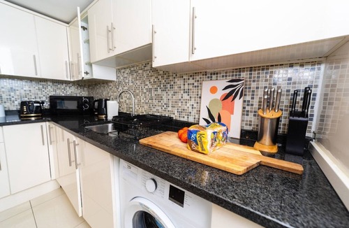 Reading Apartment | Spacious Flat with Patio & Parking in city centre