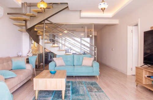 Kusadasi City Centre Apartment | Spacious Flat with Pool in Kusadasi