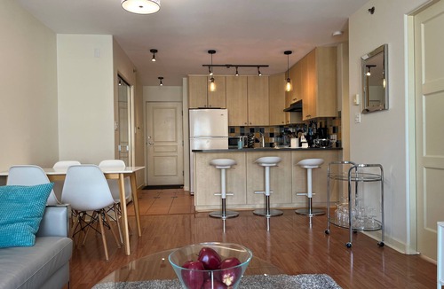 Yaletown Condo | Spacious Flexible space in Central Downtown Vancouver with Parking -Pet Friendly