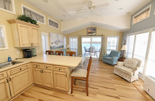 Historic Downtown Apalachicola Boat Rental | Spacious Floating Condo on the water with upscale amenities New Water Filtration