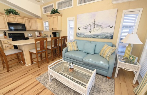 Historic Downtown Apalachicola Boat Rental | Spacious Floating Condo on the water with upscale amenities New Water Filtration