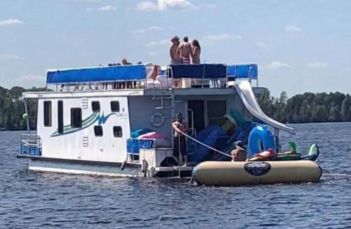 Babbitt Boat Rental | Spacious Floating Mansion - House Boat - Largest Floating Lodge - Sleeps 12 - Fast Wi-Fi HB06