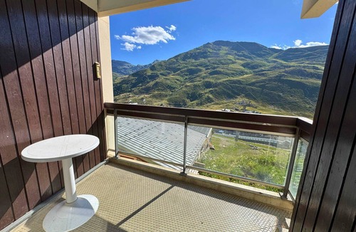 Reberty Apartment | Spacious for 10 in Les Menuires, ski-in/ski-out access