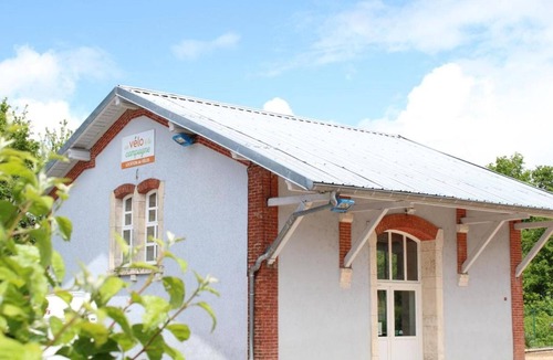 Louroux-de-Bouble Cottage | Spacious Forest Retreat with Heated Pool, Near Activities and Dining