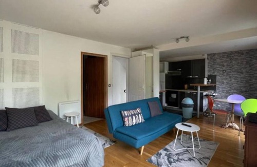 Chennevieres-sur-Marne Apartment | Spacious, garden view, close to amenities, 30 min from Paris by public transport.