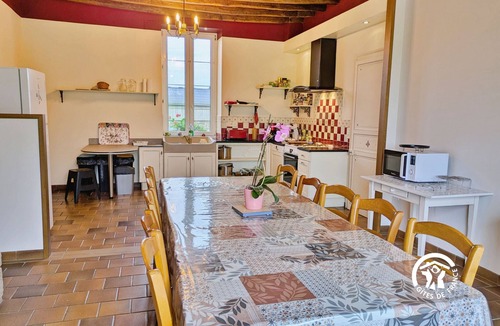 Saint-Aubin-du-Desert Cottage | Spacious countryside cottage with fishing pond