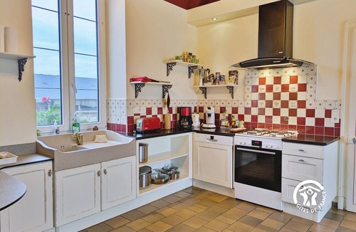 Saint-Aubin-du-Desert Cottage | Spacious countryside cottage with fishing pond