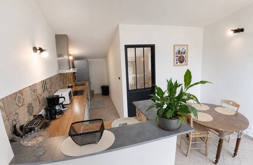 Gargas Apartment | Spacious gîte in Provence, 2 bedrooms, air conditioning, wifi fibre, parking