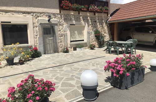Le Glaizil Cottage | Spacious gîte, private courtyard, carport, hiking, climbing, skiing not far away.