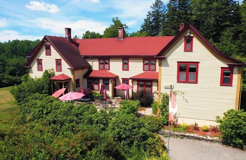Saint Patrick Cottage | Spacious Garden-View King Suite in 150-Year-Old Manor House