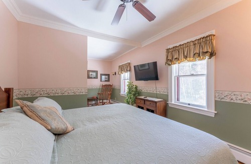 Saint Patrick House | Spacious Garden-View Suite in 150-Year-Old Manor House