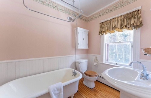 Saint Patrick House | Spacious Garden-View Suite in 150-Year-Old Manor House