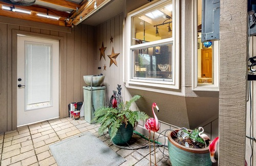 Central Point House | Spacious Gated Home with Private Covered Hot Tub, Indoor Sauna & Firepit