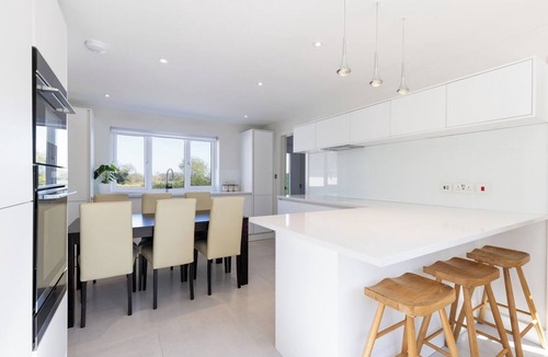 Swindon House | Spacious 4BD Smart Home in Idyllic Rural Setting