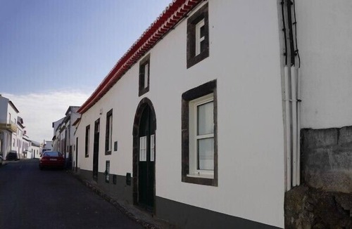 Lagoa House | Spacious, generously furnished house in a row of ancient fishermen’s houses