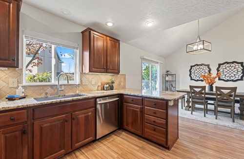 Meridian House | Spacious Getaway, Perfect for Groups, Fire pit, BBQ, 70" TV, near The Village, TopGolf, Parks