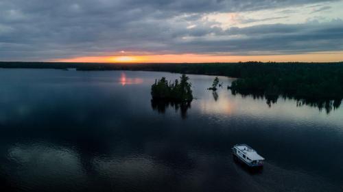Babbitt Boat Rental | Spacious Getaway Series Houseboat with Water Slide & Penthouse Deck Near Babbitt, Minnesota