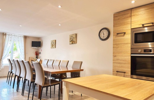 Lye Cottage | "Spacious Gîte near Beauval Zoo - Family-Friendly with Private Courtyard and BBQ"