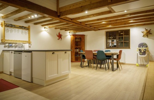 Barberaz Cottage | Spacious gîte with heated swimming pool and children's play area
