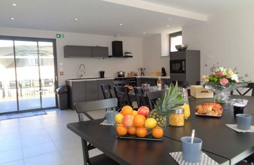 Montchal Cottage | Spacious gîte with jacuzzi and garden in Montchal