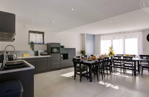 Montchal Cottage | Spacious gîte with jacuzzi and garden in Montchal