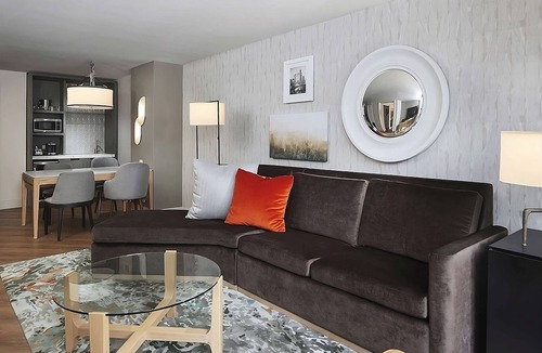 Streeterville Apartment | Spacious Good-Value Accommodation! Parking, Outdoor Pool, Near Field Museum