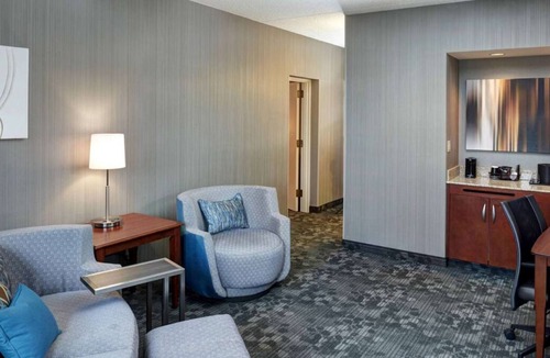 Brookfield House | Spacious Good-Value Accommodation! 2 Relaxing Units, Indoor Pool, Pets Allowed!
