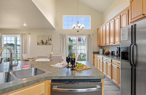 College Place House | SPACIOUS GOURMET KITCHEN WITH 2 KING ENSUITES, GAMES, CLOSE TO DOWNTOWN