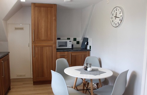 West Ilsley Apartment | Spacious Grade 2 Listed 2 bedroom apartment in South Oxfordshire village
