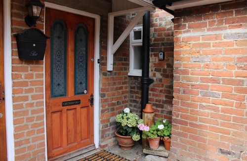 West Ilsley Apartment | Spacious Grade 2 Listed 2 bedroom apartment in South Oxfordshire village