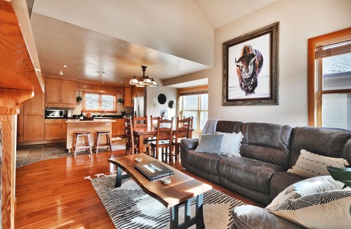 Deer Valley House | Spacious Greyhawk Townhouse! On Free Bus Route!