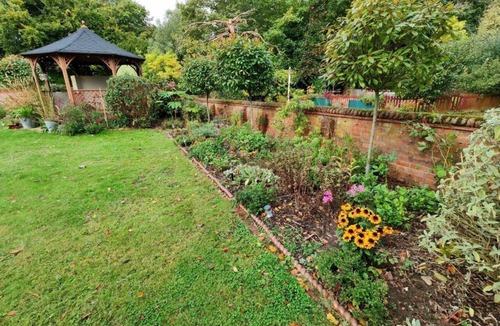 Loddon Apartment | Spacious ground floor apartment in a Norfolk (England) mansion.
