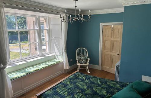 Beaumaris Apartment | Spacious ground floor apartment near Beaumaris