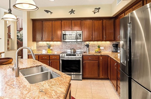 Waikoloa House | Spacious Ground Floor End Unit - Walk to Beach & Shopping - Vrkcv
