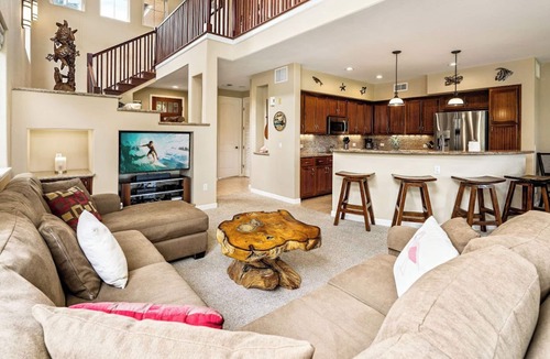 Waikoloa House | Spacious Ground Floor End Unit - Walk to Beach & Shopping - Vrkcv