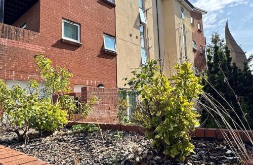 Portswood Apartment | Spacious Ground Floor 2-Bed Flat - Patio, Parking - By Habitats
