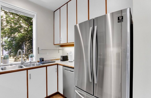 Eastlake Condo | Spacious Ground-Floor Lake View Home — Walk to Fred Hutch