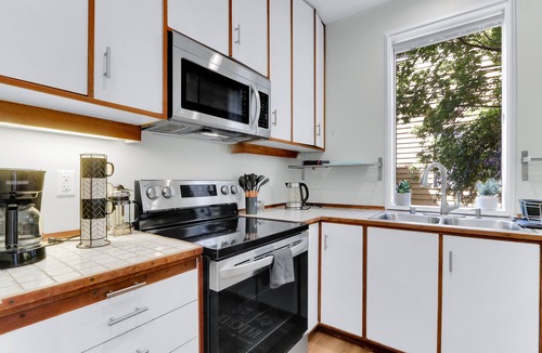 Eastlake Condo | Spacious Ground-Floor Lake View Home — Walk to Fred Hutch