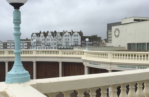 Bexhill-on-Sea Apartment | Spacious ground-floor flat, sea view, close to town, one bedroom, two-night min