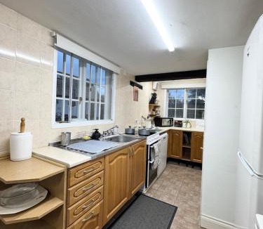 Wyboston House | Spacious Group Accommodation with Hot Tub Near Wyboston Lakes