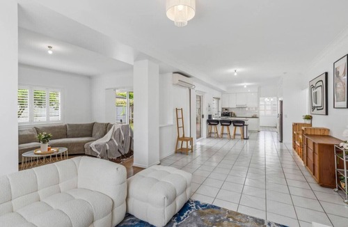 Calamvale House | Spacious Group Getaway w/Home Office & Full A/C