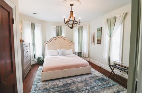 New Oxford House | Spacious Group Stay Near Gettysburg Room for All & Easy Day Trips Nearby