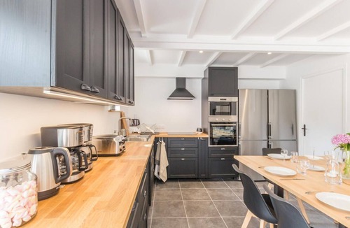 Bricqueville-sur-Mer Cottage | Spacious house with heated pool and garden, near beaches