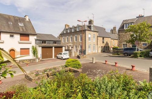 Villedieu-les-Poeles Cottage | Spacious house, pets accepted - 12 guests