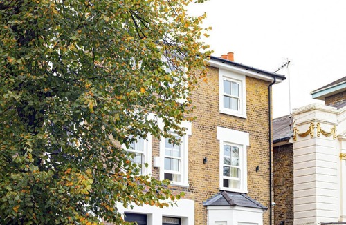 Coldharbour Apartment | Spacious High Tech Flat in London