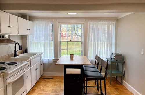 Wilton Apartment | Spacious & Historic 2-Bed – 5 Min Drive to High Mowing, 25 Min to Dublin School