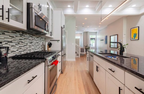 Bloomingdale House | Spacious Historic Rowhouse w. Hot Tub
