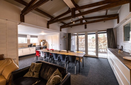 Linde House | Spacious holiday bungalow "Roy" in wooded and quiet area (12 p)