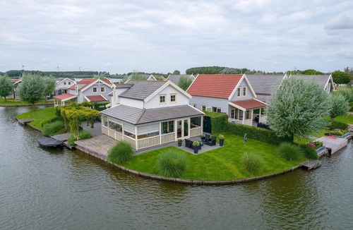 Bernisse House | Spacious holiday home with jetty