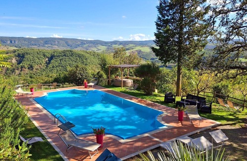 Il Poggio House | Spacious Holiday Home in Radicofani